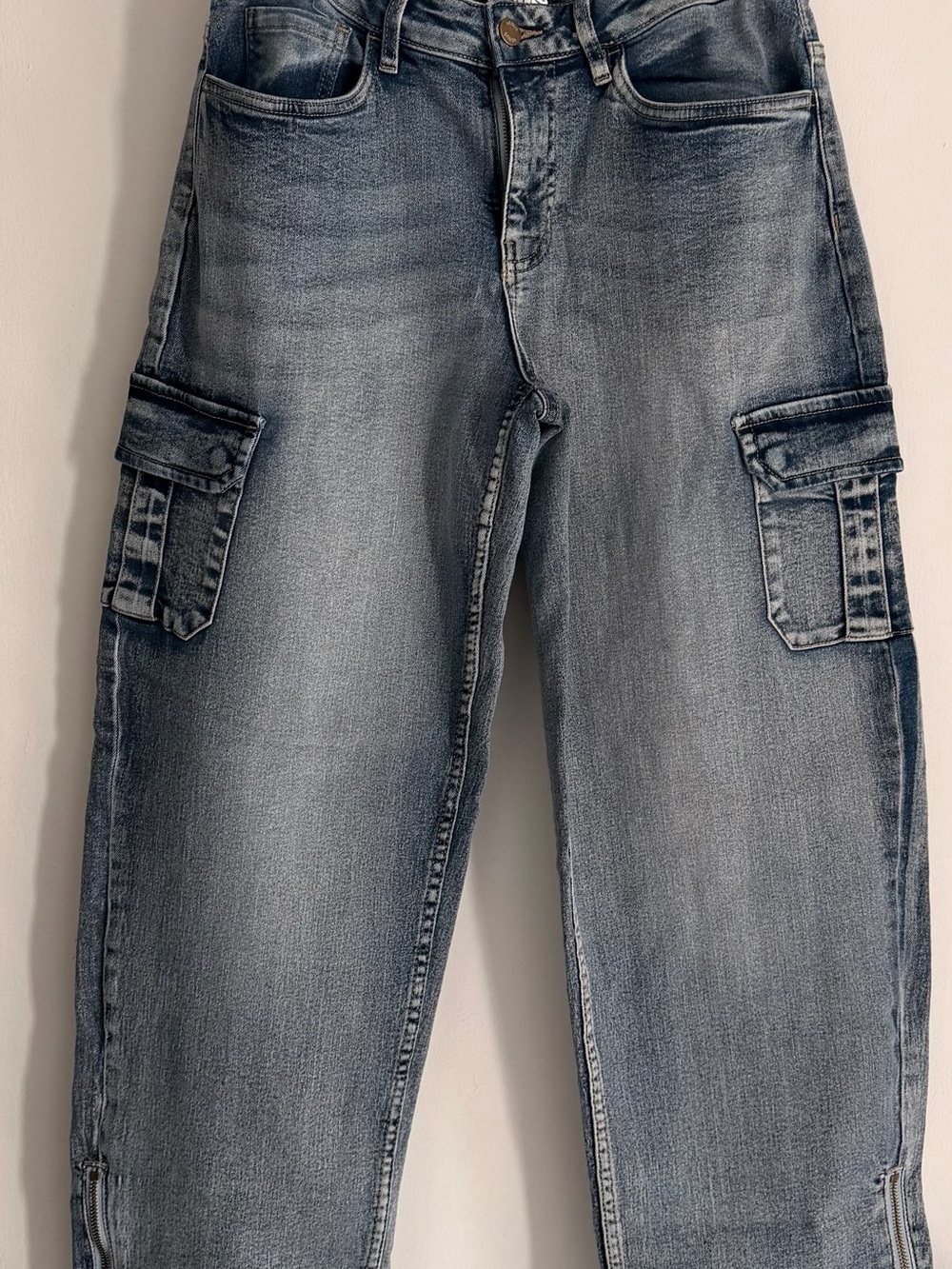 VENUS women’s relaxed Cargo Jeans - cropped. Faded Blue Denim